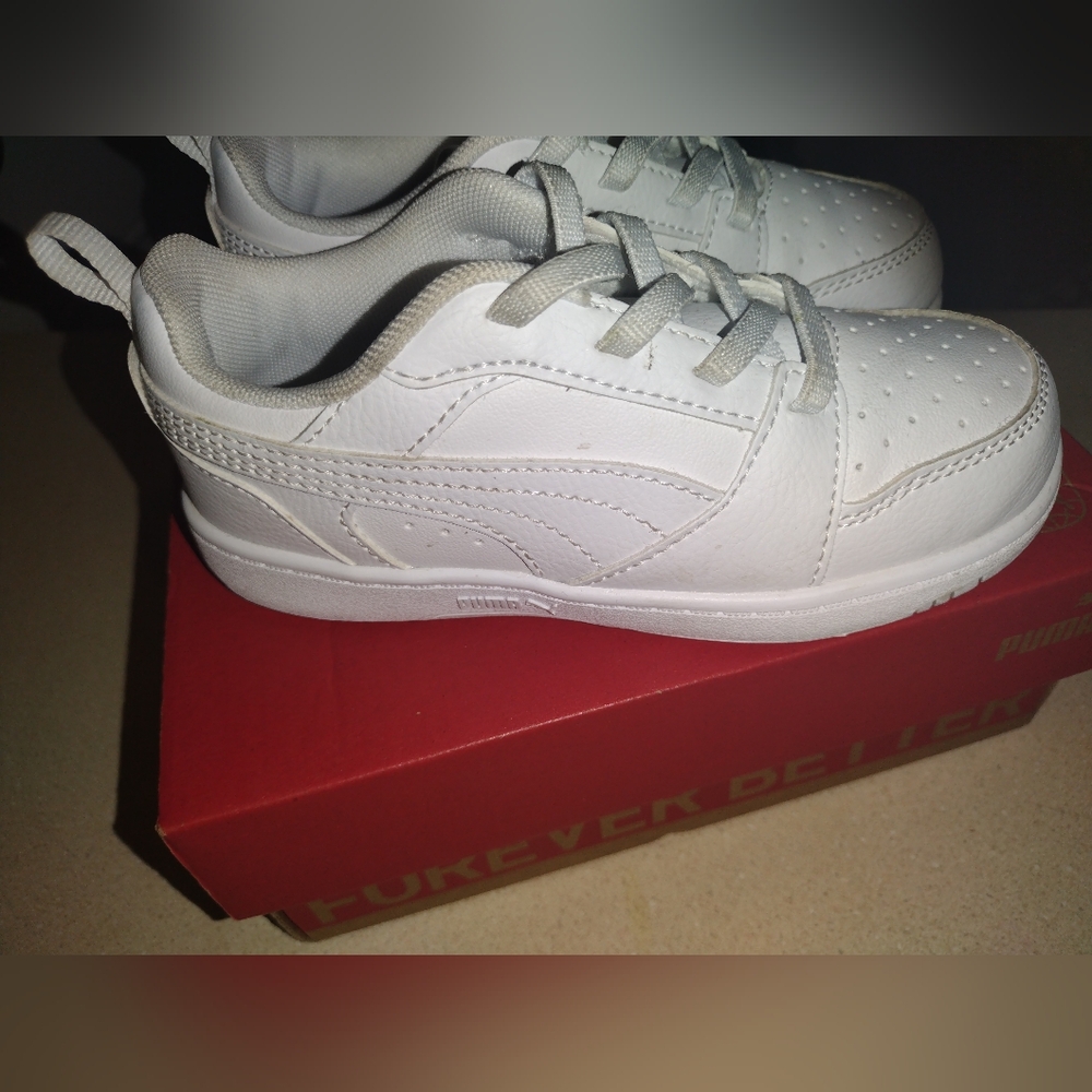 Used Kid White Pumas Shoes🤍👟